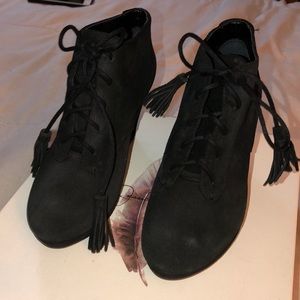 Jessica Simpson” Black split suede wedges “